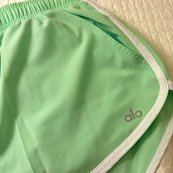 Alo Yoga Ivy League Dolphin Short - Ultramint XS - Picture 5 of 6